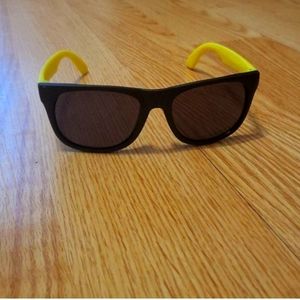 I'm selling glasses that are good and it looks good on everyone even a man/women